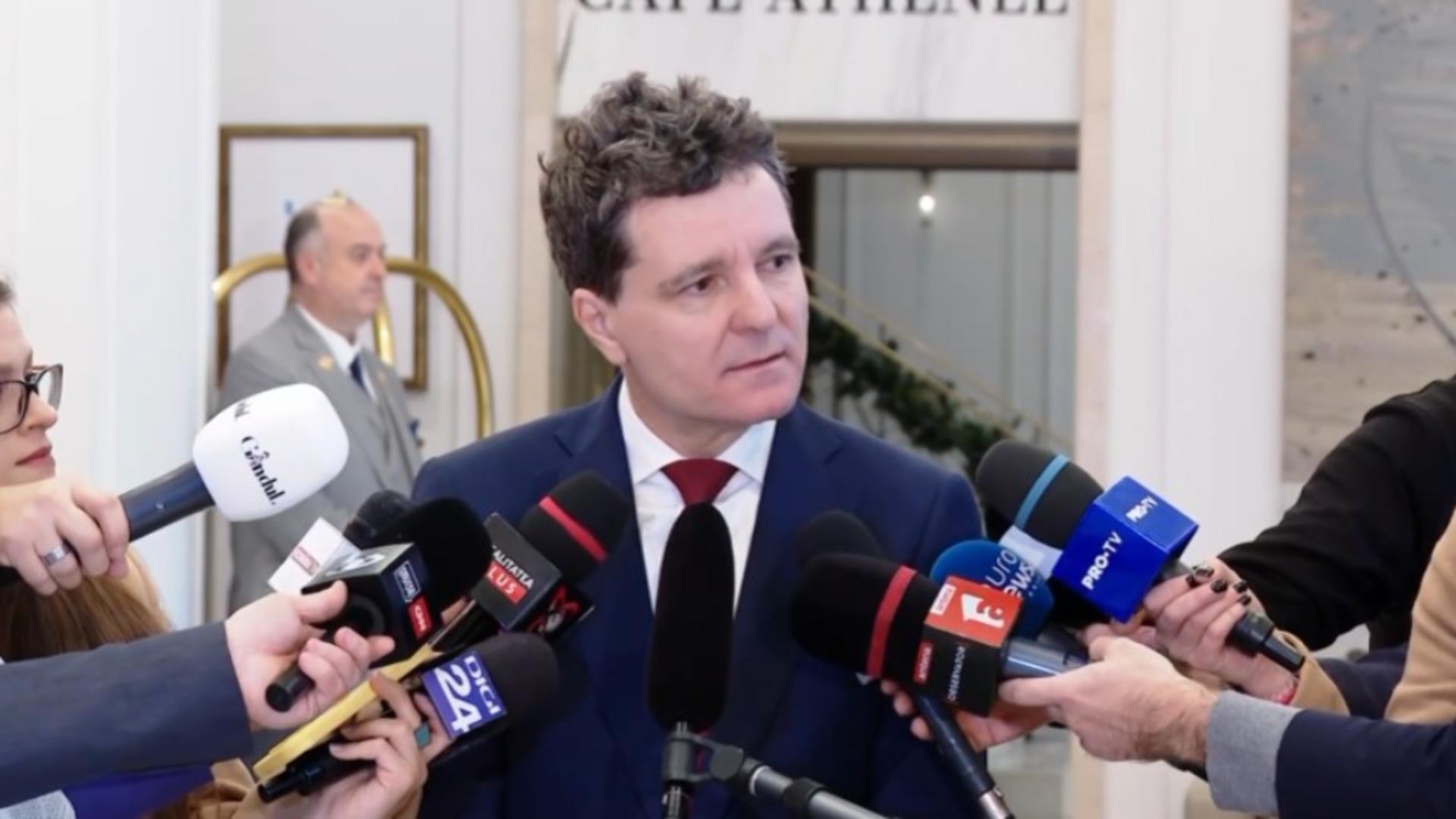 Nicușor Dan, blocat la Paris din cauza vremii rele din țară