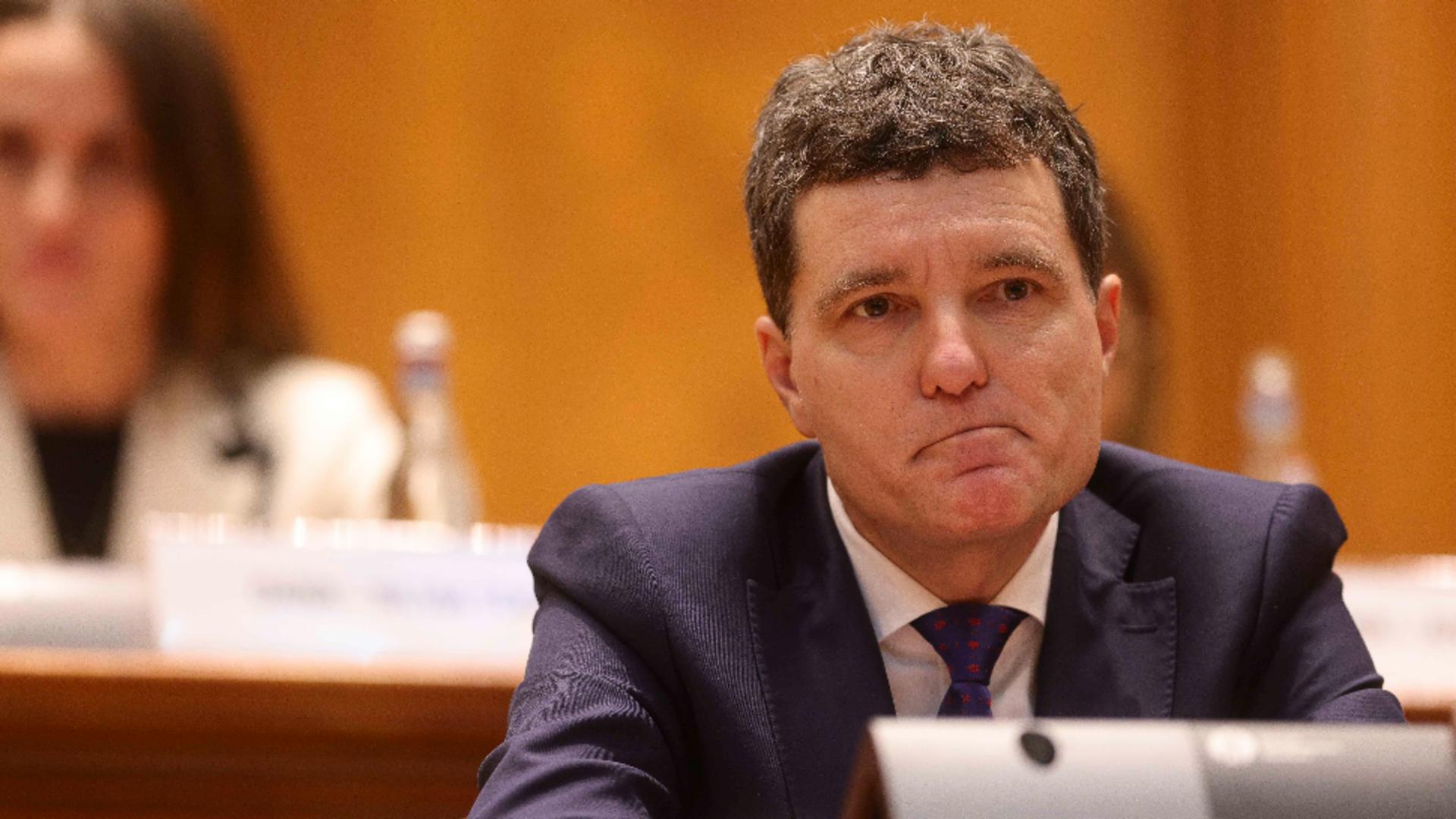 Nicușor Dan îi sfidează din nou pe români. Rezista Oana Țoiu merge la Davos în locul președintelui, deși a eșuat cu Visa Waiver