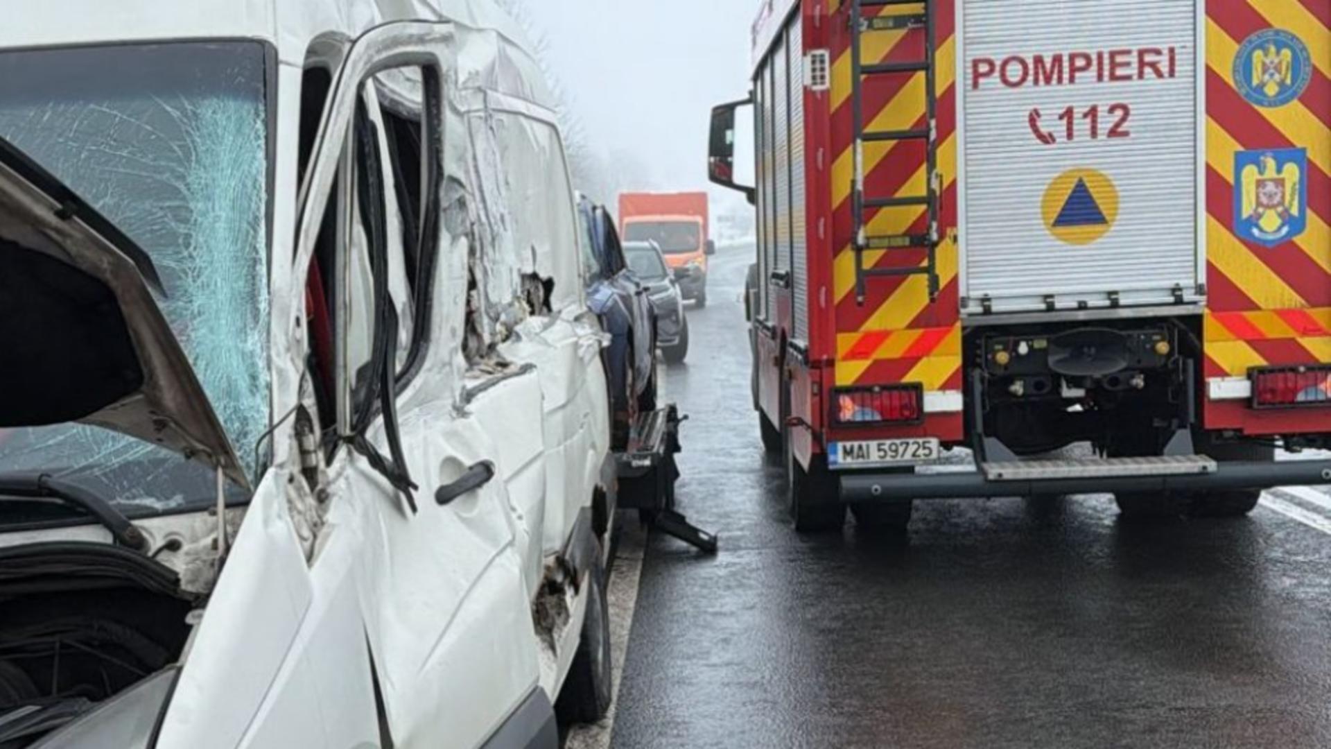 O femeie a murit într-un accident cumplit. Microbuzul se afla s-a izbit violent de un camion, în Cluj