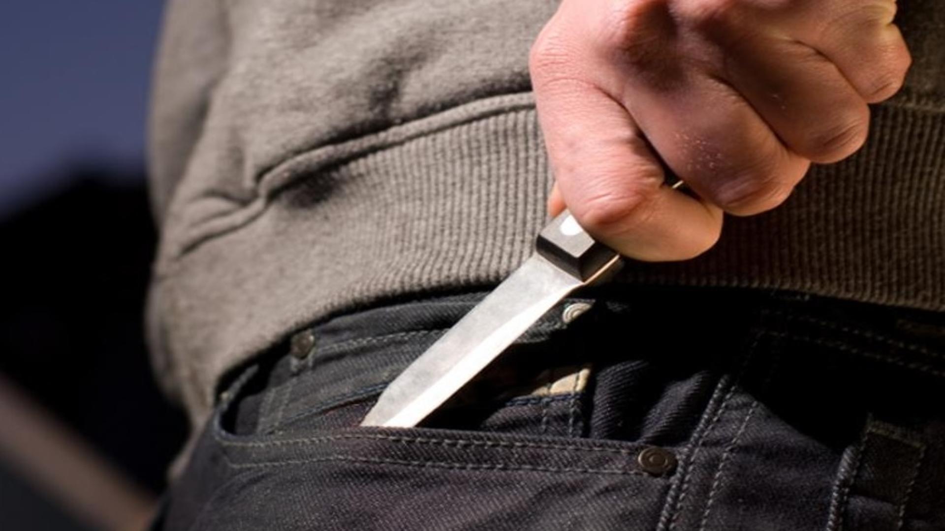 Scandal de proporții la o primărie din județul Neamț. Un tânăr beat și înarmat cu un cuțit s-a dat în spectacol