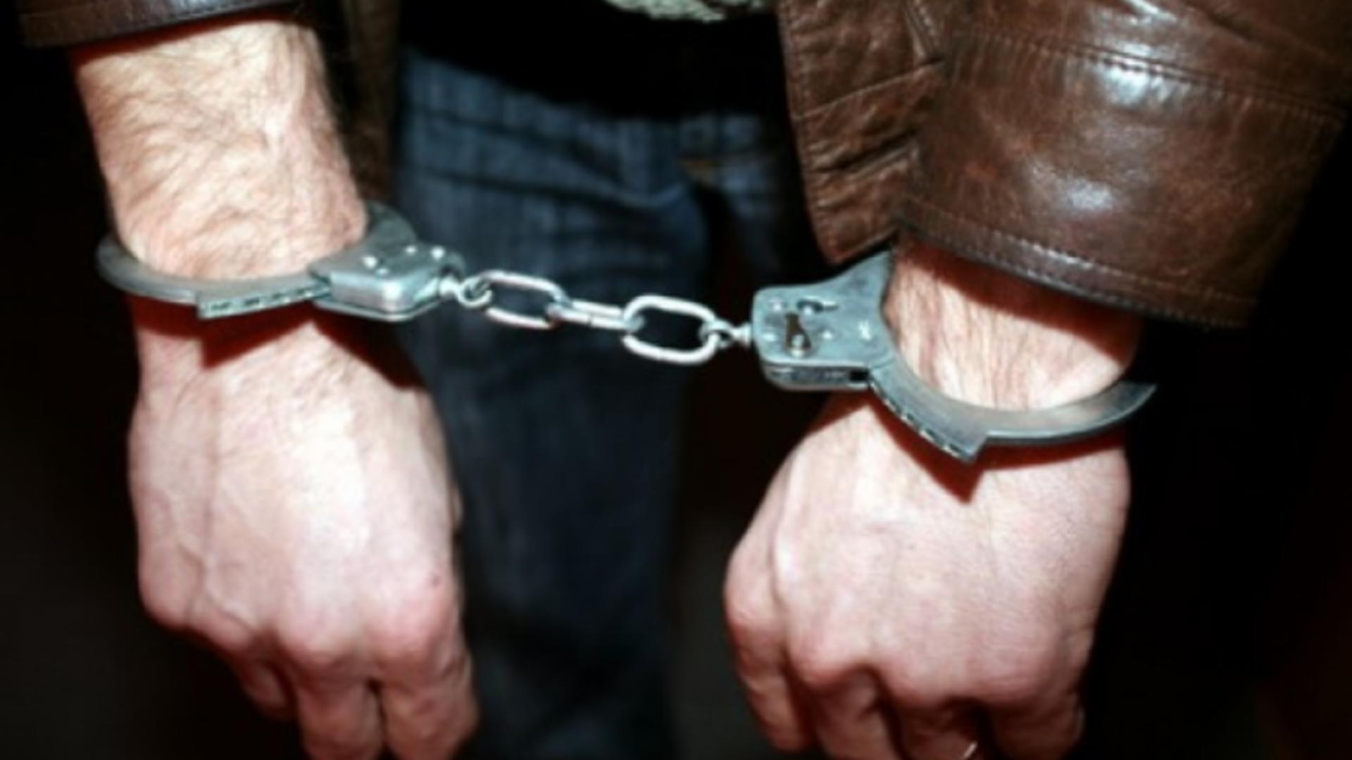 Scene șocante într-o școală din Găești: un recidivist înarmat cu o bâtă a pătruns în clasă și a agresat un elev – VIDEO