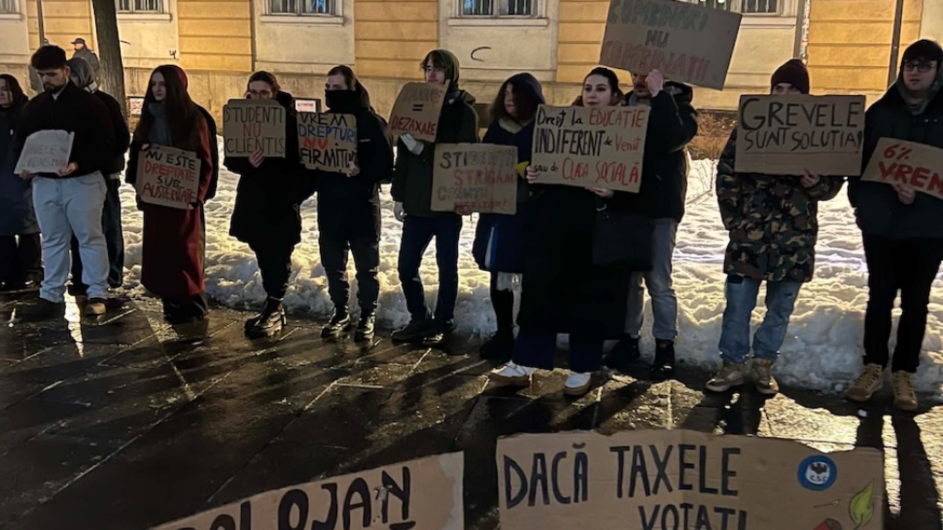 Studenții din Cluj se alătură protestelor. Tinerii sunt revoltați de majorarea taxelor universitare și nu vor ca Daniel David să revină ca rector – VIDEO
