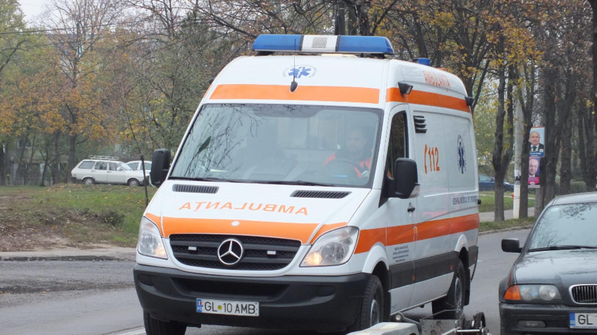 Tânăr de 25 de ani, rănit grav după ce mașina în care se afla a fost lovită de tren la Bistrița